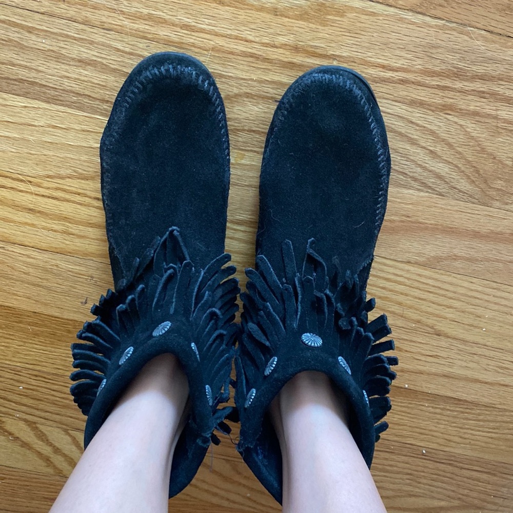 Minnetonka moccasin booties in black